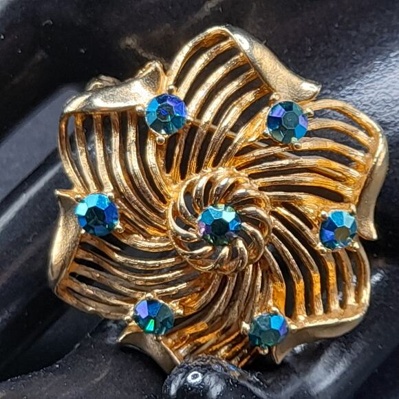 Vintage Lisner Brooch, Blue AB Rhinestones, Gold Tone, 1960s Jewelry - Picture 6 of 10